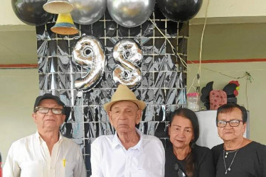 Foto | Lector | LA PATRIA Bernabé Gallego Restrepo, natural de Manzanares (Caldas), festejó sus 98 años en compañía de sus hijos Luis Evelio Gallego Ospina, María Irma Gallego Ospina y María Rubiela Gallego Ospina.