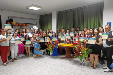 Foto | Cortesía | LA PATRIA Grupo de graduados asistentes al recibimiento del certificado del diplomado.