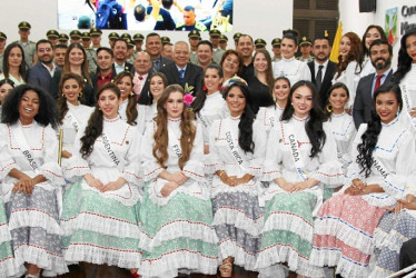 Las candidatas en compañía de los concejales de Manizales.
