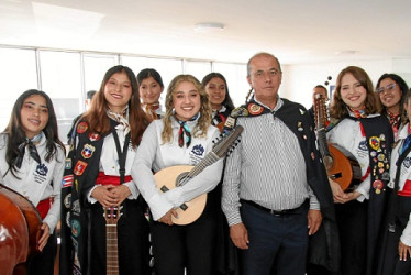 Fotos | Argemiro Idárraga | LA PATRIA Juan Carlos Gómez Muñoz con la Tuna de la Universidad Javeriana de Bogotá.