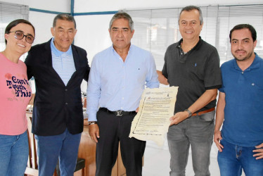 Acompañaron la entrega del documento la periodista Laura Henao, Gabriel Fernanado Cárdenas, Jorge Hernán Botero, gerente- director de LA PATRIA; Juan Luis Taborda y David Fernando Muñoz.