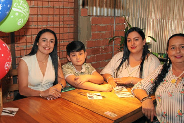 Foto | Argemiro Idárraga | LA PATRIA Niye Vélez festejó su cumpleaños con un almuerzo en el restaurante La Patateria en compañía de Emanuel Marín, Andrea García y Luz Dary Vélez.