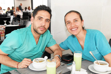 Gabriel Durán y Ana María Pérez, en un almuerzo de amigos en el Club Manizales, de El Cable.