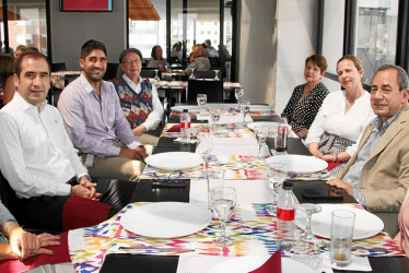Valentina Lombana Gómez, Víctor Pérez Rodríguez, Juan Fernando Pérez Rodríguez, Reinaldo Ramírez Pérez, Mónica Ramírez Pérez, Tulia Esperanza Ramírez Pérez, Víctor Eduardo Pérez Castaño y Luz María Calderón González, en un almuerzo familiar.