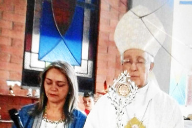 Foto | Lector | LA PATRIA Hoy a sus tres años y dos meses de su muerte se recuerda a Luz Elena López de Osorio en esta imagen acompañada de monseñor José Alejandro Castaño, obispo emérito.