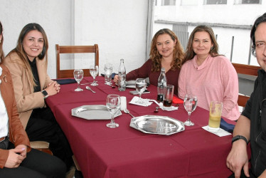 Fotos | Argemiro Idárraga | LA PATRIA Funcionarias de la Cámara de Comercio Manizales por Caldas: Luz Mary Cortés, Alejandra Cardona, Mariana Villegas y Marcela Escobar acompañadas de Marius Ursache, experto en Disciplined Entrepreneurship de Rumania, en un almuerzo de trabajo.