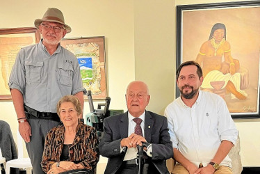 Foto | Cortesía | LA PATRIA Carlos Antonio Coronel, dibujante y pintor; Edilma Rivera de Urrera; Daniel Urrea Duque, presidente de la Sociedad de Mejoras Públicas de Villamaría; y Juan Pablo Jaramillo Rivera, gerente de la Corporación Casa de la Cultura.