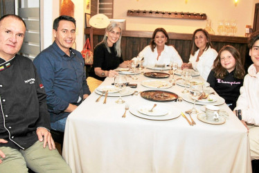 Foto | Argemiro Idárraga | LA PATRIA Jorge Mario Gómez, chef de Vino y Pimienta posa con Jorge Eduardo Rojas, alcalde de Manizales; Juliana Londoño Villa, Claudia Giraldo, María José Rojas, Bibiana Gutiérrez Giraldo y Miguel Rojas Londoño, en una cena en el restaurante Vino y Pimienta.