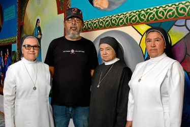 Foto | Luis Fernando Rodríguez García | LA PATRIA Las religiosas: Ana Cecilia Romero Muñoz, Luz Margarita Mejía y Edilma Ruiz acompañadas por el artista James Rodríguez.