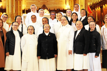 Carolina Olaya Alzate, rectora encargada de la UCM; hermana Elsa Miriam Londoño, apoyo de Emprende UCM; hermana María Amanda Tangarife, Vvicerrectora Administrativa y Financiera; hermana Martha Lucía Andrade, exvicecanciller de la UCM; hermana Gloria del Carmen Torres, directora Obras Sociales Betania; hermana Gloria Estela Rolón, vicerrectora Académica; hermana Edith Mercedes Zambrano, estudiante de Enfermería; y hermana Leonilda Castaño; acompañadas por novicias de la comunidad.
