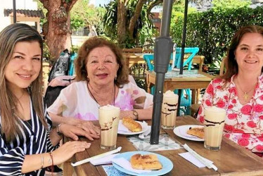Claudia Valencia y Blanca Stella García, gerente de la IPS Laboratorio Clínico Valencia García, compartieron un algo en el café El Sombrero para dar un saludo de bienvenida a Alejandra Cañas, bacterióloga y esposa del teniente coronel Juan Gabriel Rojas, comandante del Batallón Ayacucho.
