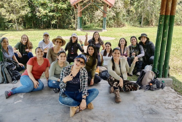 Foto | LA PATRIA Integrantes del Club de Avistamiento de Aves Ensíferas, de Manizales, lideraron el domingo una salida de observación en el Ecoparque Los Alcázares. En la visita participaron mujeres de la capital de Caldas y de Villamaría.