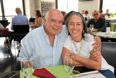 Jairo Alberto González Buriticá y Carolina González Buriticá almorzaron en el Club Manizales, sede El Cable, para hablar asuntos laborales.