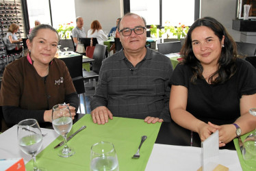 Ángela María Uribe Echeverri organizó un almuerzo para Javier Uribe Echeverri y Bibiana García de Uribe, quienes llegaron provenientes de Chile. El encuentro fue en el Club Manizales, sede El Cable.  