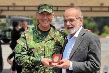 Foto | Cortesía | LA PATRIA El general Luis Mauricio Ospina Gutiérrez, comandante del Ejército Nacional, entregó a la Orquesta de Cámara de Caldas la Moneda del Ejército. El reconocimiento lo recibió Humberto Gallego, director ejecutivo de la agrupación.
