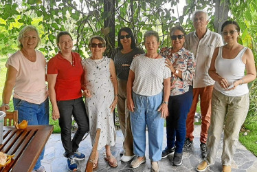 Foto | Cortesía | LA PATRIA María Teresa Dávila, Piedad Dulfary Henao, Lucía Bernal (anfitriona), Lucero Arias, Beatriz Jaramillo, María del Rosario Ramírez, Manuel José Echeverry (anfitrión) y Liliana Correa.