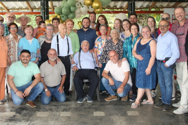 Grupo de Familiares y Amigos compartieron de un almuerzo par festejar al exalcalde de Manizales Gustavo Robledo Isaza.