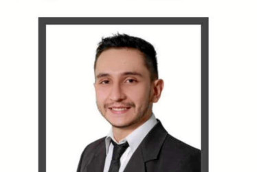 Juan Pablo Rodríguez Giraldo se graduó de Ingeniero Electrónico de la Universidad Nacional, sede Manizales. Su familia celebró este logro con una reunión familiar en el restaurante Saziare, ubicado en el barrio Palermo.