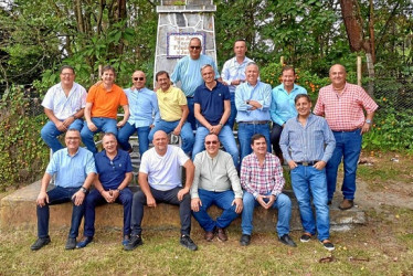 Atrás y de pie, de izquierda a derecha: Pablo Antonio Giraldo y José Luis Mejía. Segunda fila, sentados: Andrés Estrada, Andrés Botero, Carlos Alberto Morales, José Arturo Velásquez, Mario Mejía, Alejandro Villegas, Julián Alberto Herrera y Juan Bernardo Villegas. Tercera fila: Víctor Manuel Cárdenas, Germán Baena, Jorge Hernán Arango, Juan Manuel Giraldo, Carlos Enrique Gómez y Martín Augusto Galindo.