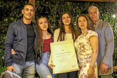 Foto | Cortesía | LA PATRIA  Karen Sofía Hurtado Vinasco obtuvo su título de la maestría en Educación de la Universidad de Caldas. Su familia la acompañó en este día.  Juan Carlos Franco Valencia, Luisa María Hurtado Vinasco, Karen Sofía Hurtado Vinasco, Beatriz Eugenia Vinasco Escobar y Jesús Abel Hurtado Hurtado.