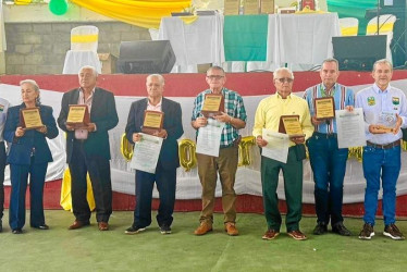 Foto | Cortesía | LA PATRIA Socios fundadores y sucesores: Francisco Henao, Antonio María Quintero, presidente del Consejo de Administración de Cootraman; Gloria Castañeda, Jesús Marulanda, Hernán Jiménez, Vidal Yepez, Fidel Aristizábal, Salvador Trujillo, Rodrigo Valencia Parra, actual gerente de Cootraman; y Adriana Parra y Lida Parra, hijas del socio fundador y primer gerente, Julio Parra Henao.