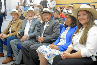 Fabio Gómez Mejía, alcalde de Aguadas; Henry Gutiérrez, gobernador de Caldas; Lindon Alberto Chavarriaga, director artístico del Festival Nacional del Pasillo Colombiano; Luz María Motato Becerra, rectora del colegio Roberto Peláez, y Daniela Flórez Grisales, secretaria de Educación de Aguadas.