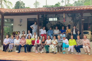 Asistieron: Silvia Mesa, Celina Vélez, María Teresa López, Emma Aristizábal, Amparo Perdomo, Beatriz Sánchez, Esperanza Pineda, Yolanda López, Julita de Gómez, Martha Duque, María del Socorro Ceballos, Ruby López, Amelia Manzur, Irma Calderón, Celmira de Uribe, Virginia Hincapié, Ligia Ossa, Mariela Patiño, Diluvina Botero, Adíela Gómez, Beatriz Suescún, Esperanza Montes, Luz Dary Gómez, Edith Rojas y Lucía Valencia.