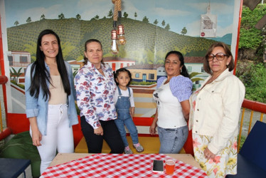 Foto | Argemiro Idárraga | LA PATRIA Marcela Casanova, Ofelia Giraldo, Carmenza Lara y Luciano Camacho Sonara Muñoz se citaron en el restaurante Las Camelias, de la vereda Cuchilla del Salado, de Manizales, para almorzar.