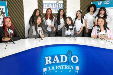 Foto | PATRIA Radio | LA PATRIA De pie: María Antonia Mosquera Hernández, Alexandra Bedoya Henao, Gabriela Roa Moreno, Sofía Salazar Ramos, Nicolás Osorio Sucerquia, Isabela Ballesteros Zamora. Sentadas: Stephania Raish Bedoya, María Paz Cortés y Nicole Alvarado Fuentes, acompañados por la docente Luz Stella Hurtado.