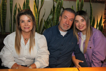  María Gladys Quintero, Javier Mora y María Carolina Mora.