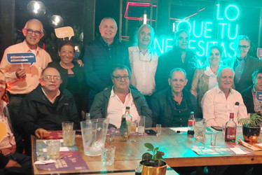 Foto | Lector | LA PATRIA Isabel Cristina Spaggiari, Óscar González Zapata, Jorge Londoño, Ricardo Spaggiari, Javier Castaño, Federico Walker, Jorge Mejía y Juan Manuel Salazar. De pie: Alfonso Patiño; Alonso Londoño Silva; Ruby Gálvez Muñoz; Pablo Posada; Eduardo Arango Mejía; Jorge Enrique Hincapié; Norma Liliana Ruiz Gómez, directora académica; Germán Cardona Gutiérrez; y Rubén Darío López Gómez.