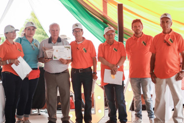 El Consejo Administración Coodecom entregó reconocimiento al asociado Fundador José Genaro Carmona por sus 57 años en la Cooperativa en compañía de la gerente María Liliana Garcia.