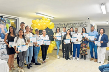 Líderes asistentes a la entrega de sus diplomas.