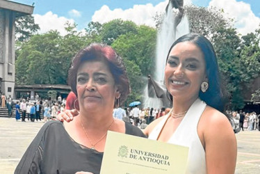 Luisa Fernanda Aranzales Hidalgo junto a su madre que la acompañó en la entrega de su título.