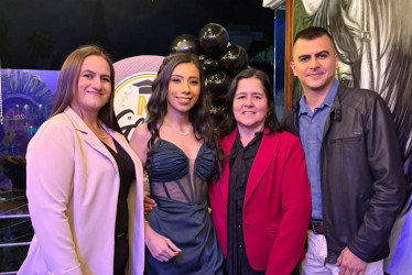 Yennifer Espinosa celebró el título en Administración de Empresas en compañía de Diana González, Adiela Alarcón y Cristian Toro.