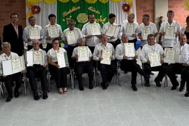 Arriba: Paola Méndez, Víctor Bedoya (secretario), Jorge Alberto Duque (rector), Miguel Torres, Octavio García, Eliécer Calderón, Ariel Rosas, Ildefonso Suárez, Mario Zuluaga, Luis Eduardo Gallego, Javier Botero y los docentes actuales del colegio Yolanda Ocampo, Alix Hincapié y Jhonatan Santa. Abajo: Horacio Arias, Rogelio Gálvez, Heriberto Ríos, Marco Tulio Botero, Gloria Gallego (recibió el título de su esposo fallecido Alberto Parra), Luis Ángel Ciro, William Montes,Dora