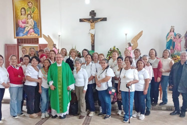 Foto | Lector | LA PATRIA Grupo de amigas en la capilla del Orfanato en Riosucio junto al padre Óscar y la docente Luz Dary Hoyos.