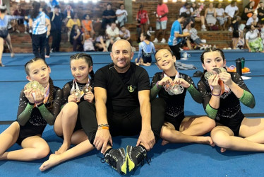 El club Gymnastic Dreams de Manizales con su entrenador, Luis Eduardo Robledo, participó en el Campeonato Nacional USAG 4a.