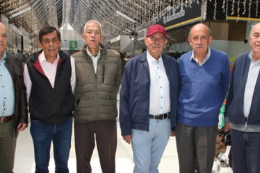 Hernando García, Luis Gonzalo Jiménez, Jaime Ortiz, Luis Alberto Parra, Carlos Alberto Medina, Germán Franco, Hernando Salazar y Óscar Ramírez, bachilleres del Colegio de Cristo de 1964.