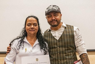 Odoctorlina Marulanda, natural de Manzanares (Caldas), recibió su certificado de Gestores de Paz, Convivencia y Conciliación por competencia del Sena. La acompaña el gestor social Leonardo Martínez, profesor.