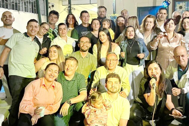 En la casa de la familia Herrera Ramírez, en Manzanares (Caldas), celebraron la despedida y el comienzo del año. Allí se reunieron las familias Castro Ramírez, Herrera Parra, Gómez Herrera, Quintero Herrera y Ramírez Martínez, entre otras. También los acompañaron los cantantes Ángel Toro y Nairo Aristizábal.