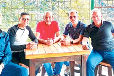 José Hernán Ramírez, Jorge Enrique Ríos, Germán Mejía Arias, John Fredy Ramírez y Guillermo Alonso Barrera se reunieron para compartir un almuerzo.