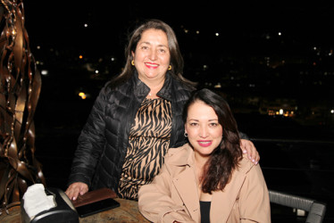 Foto | Argemiro Idárraga | LA PATRIA Viviana Zuluaga y Yolanda Zuluaga estuvieron en un encuentro familiar en el restaurante Efecto Barbacoa.