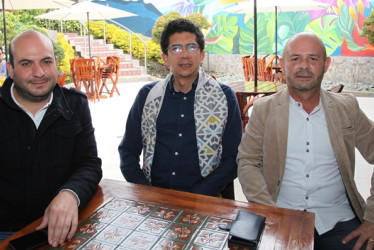 Jonathan Ballesteros, gerente de la Oficina de Internacionalización de la Alcaldía de Manizales; Fabián Bedón Samaniego, especialista en patrimonio cultural inmaterial y de las Ciudades Creativas de la Unesco, y Henry Cardona, se reunieron en un almuerzo de trabajo en el restaurante A La Leña.