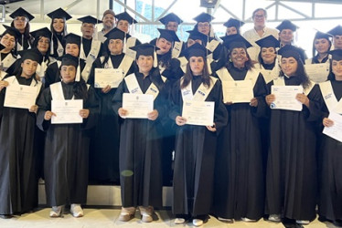 Grupo de mujeres que recibieron la certificación acompañadas de los representantes de Aris Mining, Camacol Caldas, Alcaldía de Marmato, Sena, Gerfor y Toptec.
