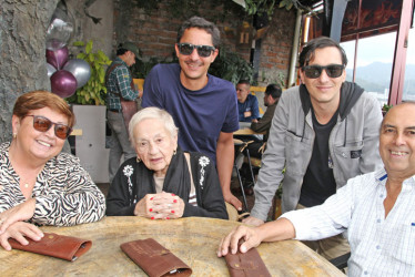 María Amelia Aristizábal, Angela Arango Valencia, Santiago Naranjo, Juan Fernando Valencia y Jorge Eduardo Valencia en un encuentro familiar en el el restaurante Efecto Barbacoa.