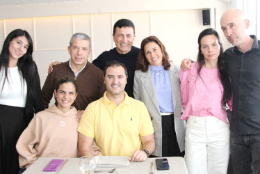 Germán Ramírez, Marisol Betancur, Juan David Betancur, Marcela Arbeláez de Betancur, David Ignacio Betancur, Estefanía Escobar, Jackeline Pardo y Henry Fonseca, funcionarios del Grupo Proseguir, en el restaurante Vino y Pimienta.