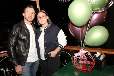 Juanita Román celebró su cumpleaños con una cena en el restaurante Efecto Barbacoa en compañía de su padre, José Román Giraldo.