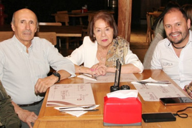 Lucas Marín, Andrés Marín, Gladys Aponte Ospina, Simón Marín y Lorena Orrego.