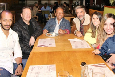 Fabián Giraldo Trejos se reunió en familia en el restaurante La Farfalla, para celebrar su cumpleaños. Lo acompañan: Fabián Mauricio Giraldo Trejos, Wilmer Giraldo Trejos, Jorge Luis Gómez, María Alejandra Serna, Luisa María Giraldo y Rafael Gómez.